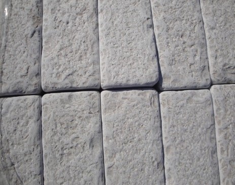Pietra puntellata e burattata